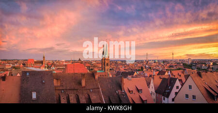 Vista panoramica del centro storico della città di Norimberga nel bellissimo golden luce della sera con drammatica nuvole al tramonto in estate, Baviera, Germania Foto Stock