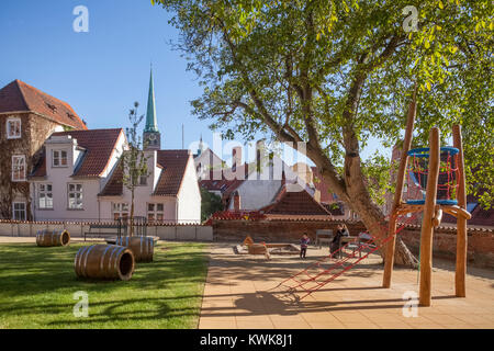 Parco giochi per bambini e la vecchia casa facciate di Lubecca, Schleswig-Holstein, Germania, Europa mi Spielplatz vor dem Hanse-Museum, Historische Hausfassaden, Lubecca, Sc Foto Stock