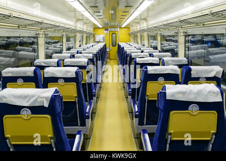 NAGOYA, GIAPPONE - 18 novembre 2015: interni di un vecchio Shinkansen al SCMaglev e dalla stazione ferroviaria Parco che offre 39 full-size veicoli ferroviari Foto Stock