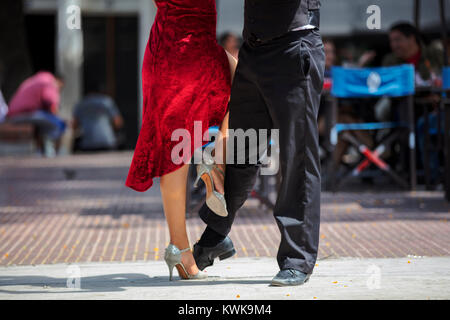 Dettaglio di un paio di ballare il tango in Plaza Dorrego. San Telmo, Buenos Aires, Argentina. Foto Stock