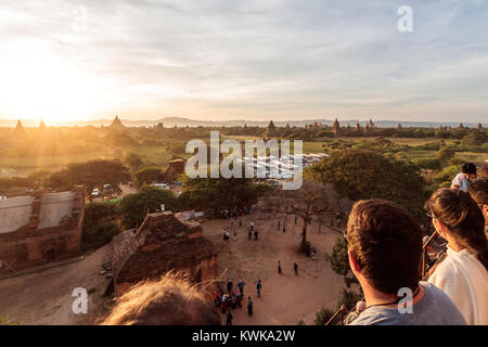 I turisti guardare il tramonto dal famoso Pyathadar Hpaya pagoda a Bagan, Myanmar vicino a Mandalay Foto Stock