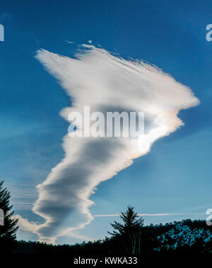 Nuvole lenticolari & insolita formazione cloud su Big Horn Canyon di pecora; Salida; Colorado; USA Foto Stock