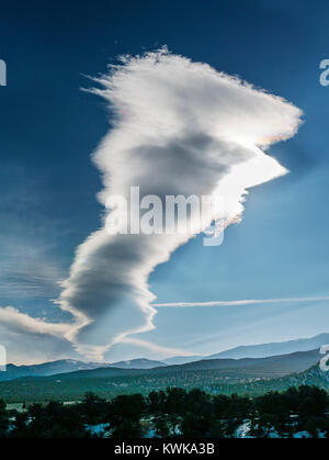 Nuvole lenticolari & insolita formazione cloud su Big Horn Canyon di pecora; Salida; Colorado; USA Foto Stock