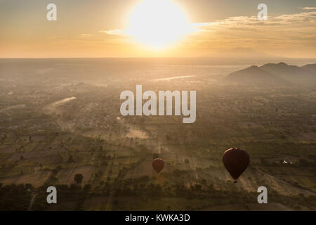 Antenna vista sunrise volare sopra il tempio e campo pagoda a Bagan Myanmar come visto da un volo in mongolfiera ad aria calda Foto Stock