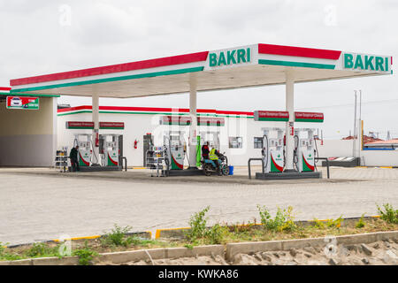 Bakri la stazione di benzina e il piazzale antistante con il cliente e all'operatore di una delle pompe di benzina, Kitengela, Kenya, Africa orientale Foto Stock