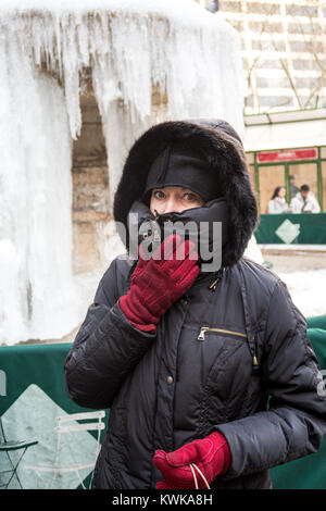 Senior Donna di fronte congelata di Josephine Shaw Lowell fontana commemorativa in Bryant Park, New York, Stati Uniti d'America Foto Stock