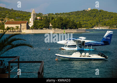 Piano dell'acqua di attracco in Vis porto cittadino, Croazia Foto Stock