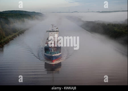 In Germania , nave portacontainer nel canale di Kiel che va dal mare del Nord al Mar Baltico Foto Stock