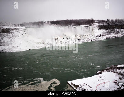 Congelate le Cascate del Niagara durante gli inverni nel 2017 come osservato dal lato canadese - Niagara Falls, Ontario, Canada Foto Stock