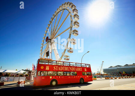 Pullman per visite guidate della città e grande bilanciere Cruise Terminal di Amburgo, Germania, Europa, Bus f?r Stadtrundfahrten und Riesenrad am Kreuzfahrtterminal ho Foto Stock