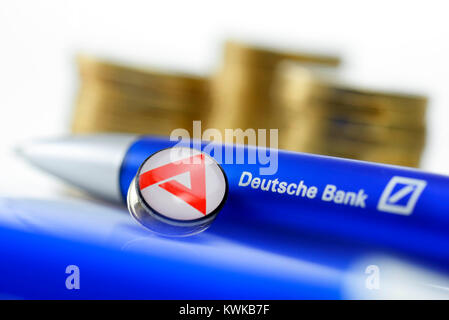 Penna a sfera della banca tedesca e il pin dell'agenzia per il lavoro, posizionare lo smantellamento nella banca tedesca, Kugelschreiber der Deutschen Bank und der Pin A Foto Stock