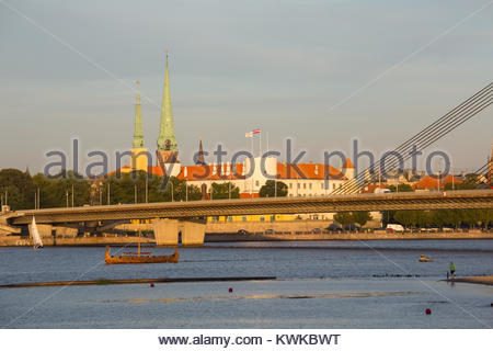 Una vista di riga attraverso il fiume Daugava su una bella sera d'estate al picco della stagione tiourist Foto Stock