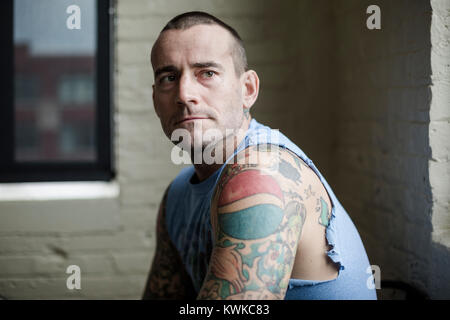 Ex Wrestler WWF, CM Punk (Phil Brooks) fotografata al suo appartamento a Milwaukee. Foto Stock