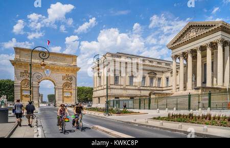 Francia, dipartimento dell'Hérault, Montpellier, Rue Foch, vista dell'arco trionfale di Porte du Peyrou e la corte di appello Foto Stock