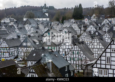 Storica città vecchia di Freudenberg, Renania settentrionale-Vestfalia, Germania, con tipiche case a graticcio, Alter Flecken Foto Stock