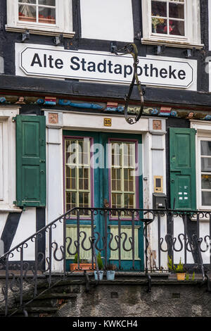 Alte Stadtapotheke, antica farmacia, nella storica città vecchia di Freudenberg, Renania settentrionale-Vestfalia, Germania, con tipiche case a graticcio, Alter Flecken Foto Stock