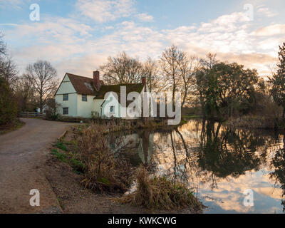 Autunno willy lotts cottage nessun popolo acqua vuoto riflessione vecchio luogo storico constable; suffolk; Inghilterra; Regno Unito Foto Stock