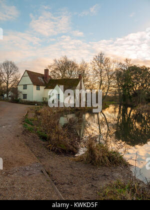 Autunno willy lotts cottage nessun popolo acqua vuoto riflessione vecchio luogo storico constable; suffolk; Inghilterra; Regno Unito Foto Stock