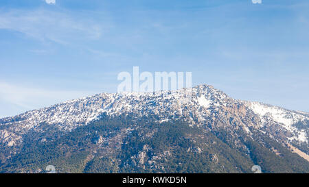 Snow capped Taurus cime sono illustrati nel sud-ovest della Turchia. Foto Stock