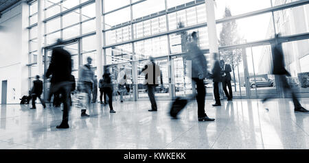 La folla di gente di affari correre a un moderno pavimento. Foto Stock