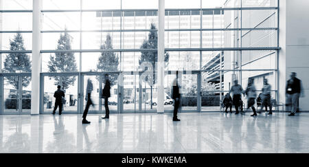 Folla di gente correre in corrispondenza di un pavimento. Foto Stock