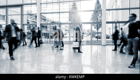 Folla di gente correre in un aeroporto piano. Foto Stock