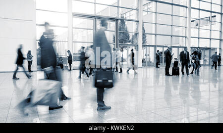 La folla di gente di affari precipitando in moderno piano di un centro business. Foto Stock