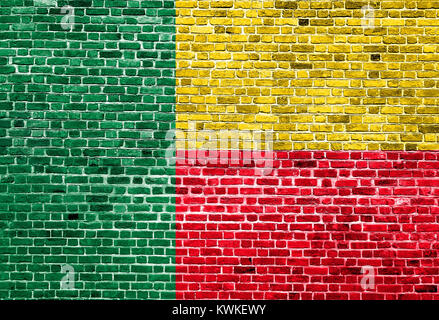 Bandiera del Benin dipinta su un muro di mattoni, texture di sfondo Foto Stock