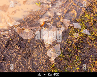 Rotto il ghiaccio sul pavimento di fango a piedi al di fuori della superficie texture gelo invernale; essex; Inghilterra; Regno Unito Foto Stock