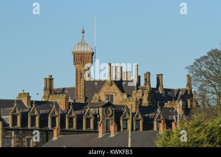 Il camino ornati di pile di casa Brownlow oltre a moderni camini nelle case di Lurgan nella contea di Armagh nell'Irlanda del Nord. Foto Stock