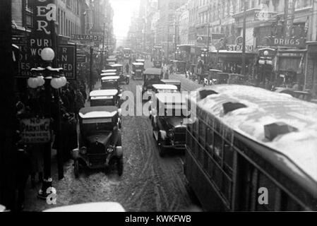 Questa fotografia storica cattura il traffico trafficato lungo Yonge Street a Toronto il 24 dicembre 1924, offrendo uno sguardo sulla vita urbana dei primi anni del XX secolo. L'immagine mostra tram, auto e pedoni durante l'ora di mezzogiorno. Foto Stock
