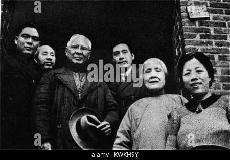 Fotografia di gruppo che mostra Zhou Enlai, Dong Biwu, Deng Yingchao, situ Meitang e altri importanti leader politici cinesi, che documentano figure chiave nella storia rivoluzionaria della Cina della metà del XX secolo. Foto Stock