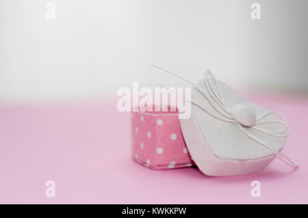 Il giorno di San Valentino rosa confezione regalo a forma di cuore Foto Stock