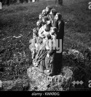 La scultura in legno di arte popolare intitolata l'ultima cena, scolpita da un pastore nel 1954 da un unico pezzo di legno, raffigura una scena religiosa ed è esposta in una finestra montata a parete. Foto Stock