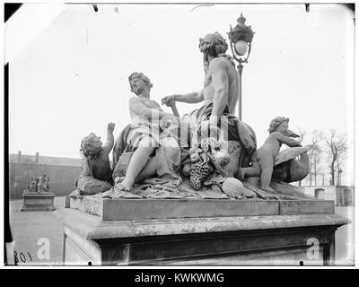 Una fotografia della statua "la Seine et la Marne" situata nel Jardin des Tuileries, Parigi. La scultura rappresenta due fiumi francesi personificati, simboleggiando la natura e l'armonia all'interno dell'arte francese. Foto Stock