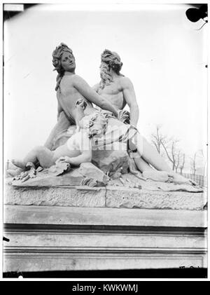 Una fotografia della statua la Seine et la Marne situata nel Jardin des Tuileries, Parigi. La scultura rappresenta due grandi fiumi francesi, creati come parte del complesso decorativo del XIX secolo nel giardino. Foto Stock