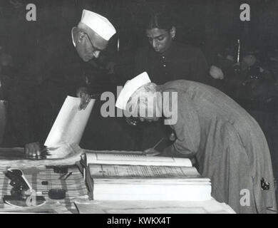 Jawaharlal Nehru la firma della Costituzione indiana, nel 1950 Foto Stock