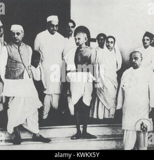 Una fotografia del 1939 mostra Jawaharlal Nehru in piedi accanto al Mahatma Gandhi a Bombay, catturando un momento di leadership nazionalista indiana alla vigilia della seconda guerra mondiale. Foto Stock