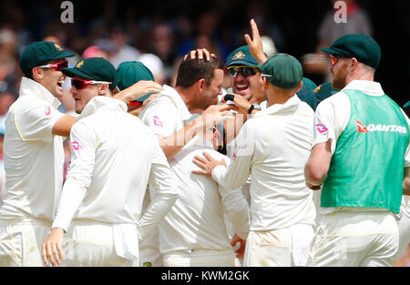 Australia Josh Hazelwood celebra il paletto di Inghilterra del Alastair Cook durante il giorno una delle ceneri Test match a Sydney Cricket Ground. Foto Stock