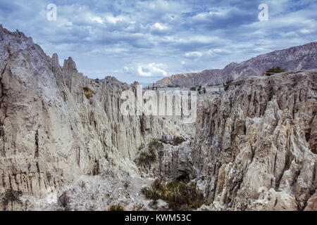 Incredibile luna come zona con unici paesaggi lunari e bizzarre formazioni geologiche nella Valle de la Luna, La Paz, Bolivia Foto Stock