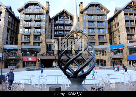 Città pista di pattinaggio a Vail Colorado in inverno. Foto Stock