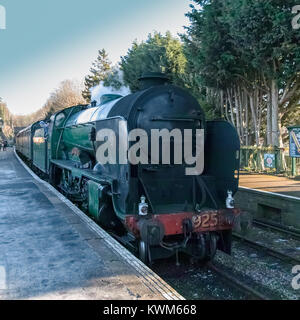 Treno a vapore - Cheltenham classe motore - a Alresford Station sulla linea di crescione - in inverno il sole - formato quadrato Foto Stock