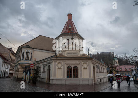 LJUBLJANA, Slovenia - 15 dicembre 2017: pedoni a piedi nella zona pedonale del centro storico della città di Lubiana, capitale della Slovenia. Il Foto Stock