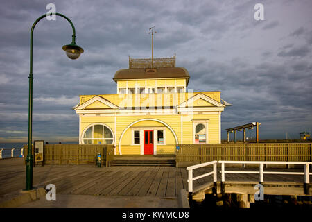 L'originale edificio Pravillioin seduto alla fine del St Kilda Pier fu bruciato il 11 settembre 2003. Foto Stock