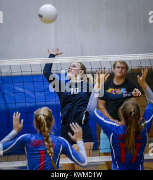 Davenport, Iowa, USA. 6 Sep, 2016. Piacevole della valle Taryn Bloomfield (10) salta fino a tornare a sfera durante il primo gioco della loro partita a George Marshall palestra presso la centrale di alta scuola in Davenport martedì 6 settembre, 2016. Pleasant Valley sconfitto Davenport Central 3-1 Credito: Andy Abeyta/Quad-City volte/ZUMA filo/Alamy Live News Foto Stock