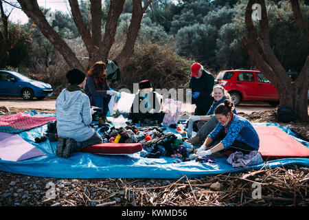 Febbraio 9, 2016 - LESBO, ISOLE DELL' EGEO, Grecia - Il perno calze party è un evento aperto e chiunque può partecipare.Dirty Girls di Lesbo è un gruppo di volontari nasce nel settembre 2015 dall'idea di Alison Terry-Evans.Il gruppo di volontari è quasi soltanto un gruppo di donne che si prende cura di smistamento, lavaggio e rendere pronto per essere riutilizzato, i vestiti delle centinaia di migliaia di migranti che è passata attraverso l'isola. L'idea è che invece di comprare i vestiti nuovi o in attesa di donazioni, vestiti bagnati di migranti che arrivano con le barche, sono scambiati con quelli puliti che appartenevano ad altri immigrati che passano Foto Stock