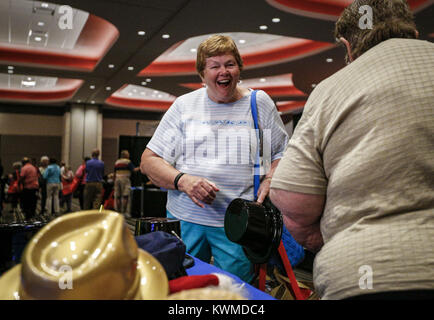 Davenport, Iowa, USA. 25 Ago, 2016. Joanne Stice di Davenport rileva un top hat al QC Photo Booth durante il Senior Health & Lifestyle fiera presso la Rhythm City Casino Resort a Davenport Giovedì 25 Agosto, 2016. Credito: Andy Abeyta/Quad-City volte/ZUMA filo/Alamy Live News Foto Stock