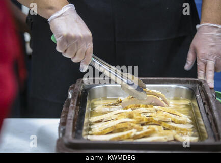 Davenport, Iowa, USA. Xv Nov, 2017. Sgt. Eric Gruenhagen serve la Turchia a clienti all'Hickory Grove campus di portatori di handicap Centro di sviluppo in Davenport Mercoledì, 15 novembre 2017. Il Davenport Associazione di polizia ha celebrato lo spirito di rendimento di grazie di servire i clienti e il personale i disabili Centro per lo sviluppo del credito: Andy Abeyta/Quad-City volte/ZUMA filo/Alamy Live News Foto Stock