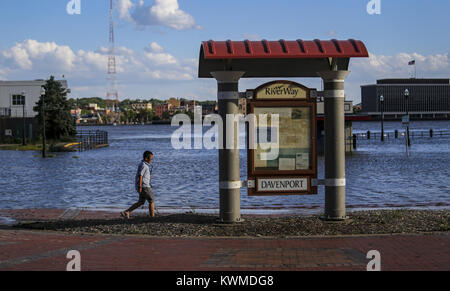 Davenport, Iowa, USA. 29 Maggio, 2017. Richard Chen, 11, di Davenport passeggiate lungo il Mississippi Riverfront a Davenport con la sua canna da pesca il lunedì 29 maggio, 2017. A bloccare e Dam 15 al Rock Island, il fiume era a livelli moderati di flood stadio a 16,6 piedi tardi Domenica. Stadio di inondazione è di 15 piedi. È previsto che il Crest a 17,1 piedi mercoledì a mezzogiorno e inizieranno a cadere giovedì sera. Credito: Andy Abeyta, Quad-City volte/Quad-City volte/ZUMA filo/Alamy Live News Foto Stock