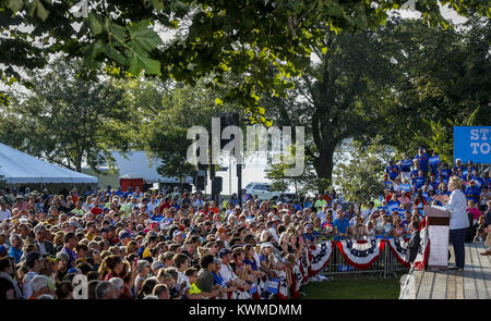 Davenport, Iowa, USA. 5 Sep, 2016. Candidato presidenziale democratico Hillary Clinton parla al quarantanovesimo annuale di saluto alla manodopera fritto di pollo al Parco Illiniwek a Hampton lunedì 5 settembre 2016. La presidenza e di speranza ha restituito per l'evento per il secondo anno consecutivo dopo la campagna elettorale sia in Pennsylvania e Ohio in precedenza durante la giornata. Credito: Andy Abeyta/Quad-City volte/ZUMA filo/Alamy Live News Foto Stock